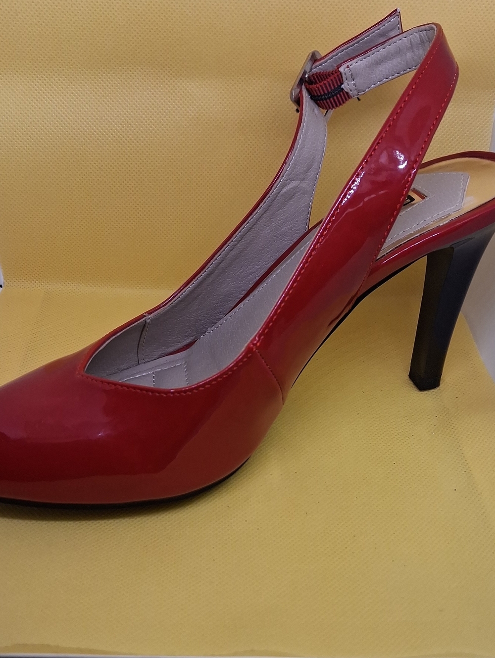 Women Rialto R7729/collette. Size 7M. Color Red. Lot#S01